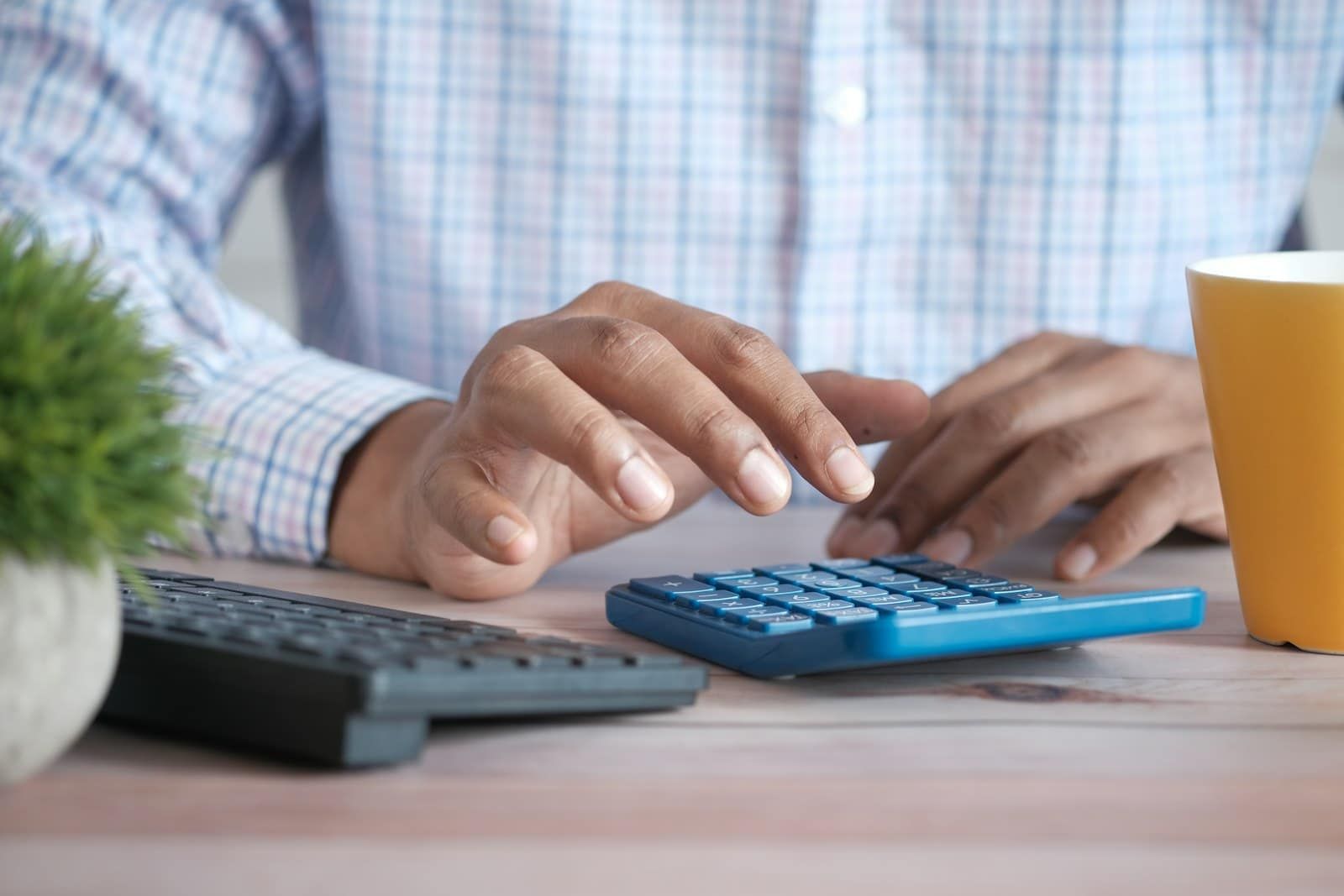 Picar los datos de las facturas a mano en la gestoría